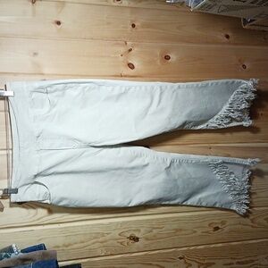 Ethyl Stretch Frayed Hem Capris